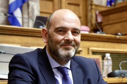 Ο Ιάσων Φωτήλας αποχαιρετά τον Απόστολο Βεσυρόπουλο