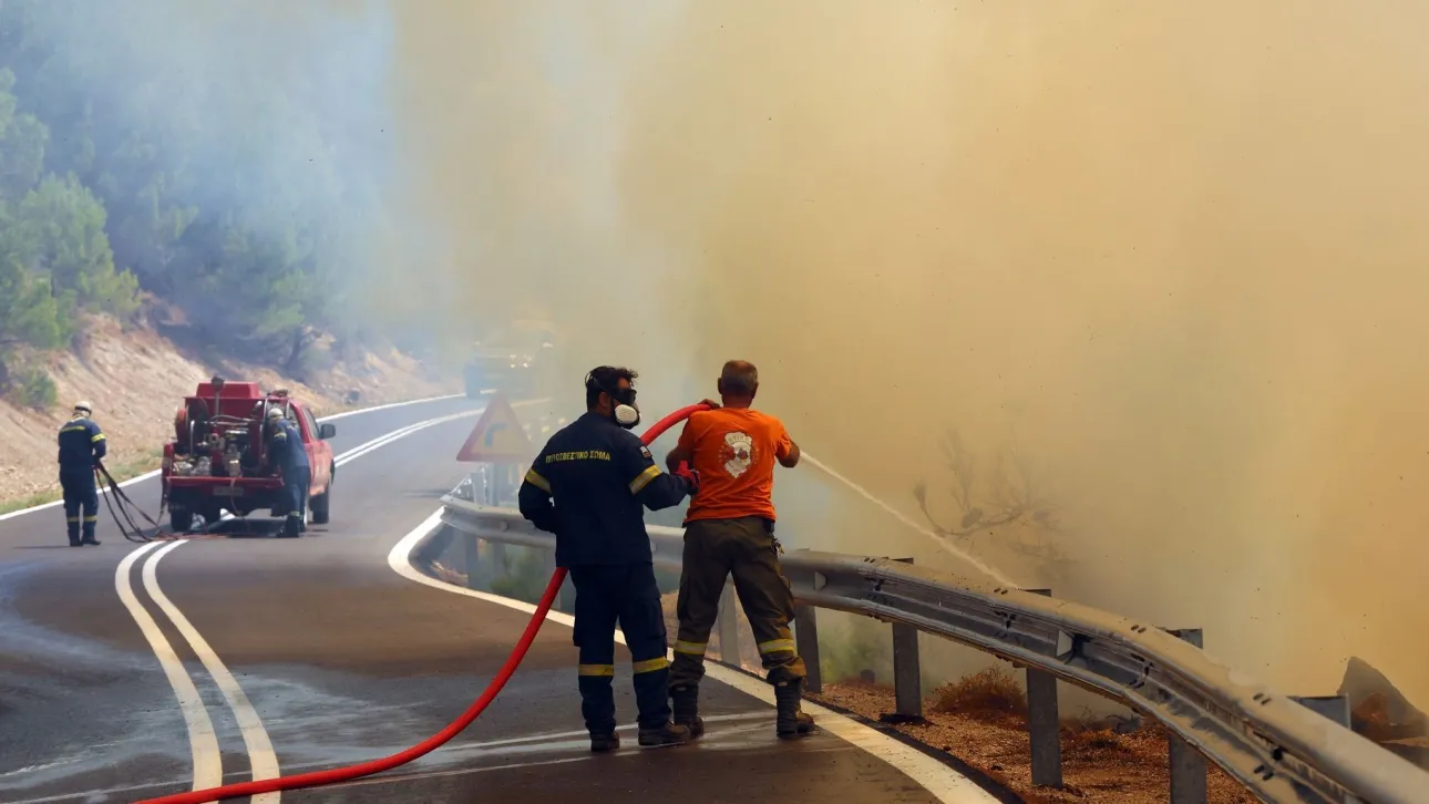 Πυρκαγιές: Καλύτερη η εικόνα στην Χίο – Σε ύφεση η φωτιά σε Πρέβεζα και Άρτα