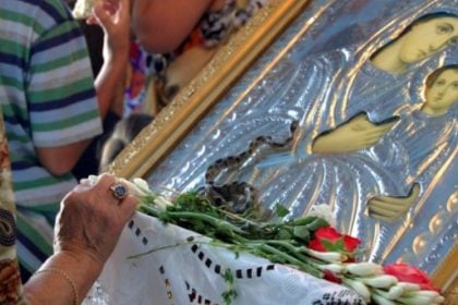 Δεκαπενταύγουστος: Οι παραδόσεις και τα έθιμα για την Κοίμηση της Θεοτόκου σε κάθε γωνιά της Ελλάδας