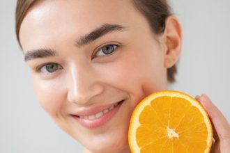 Vitamin C: Γιατί η επιδερμίδα σου την χρειάζεται λίγο περισσότερο τώρα το καλοκαίρι;