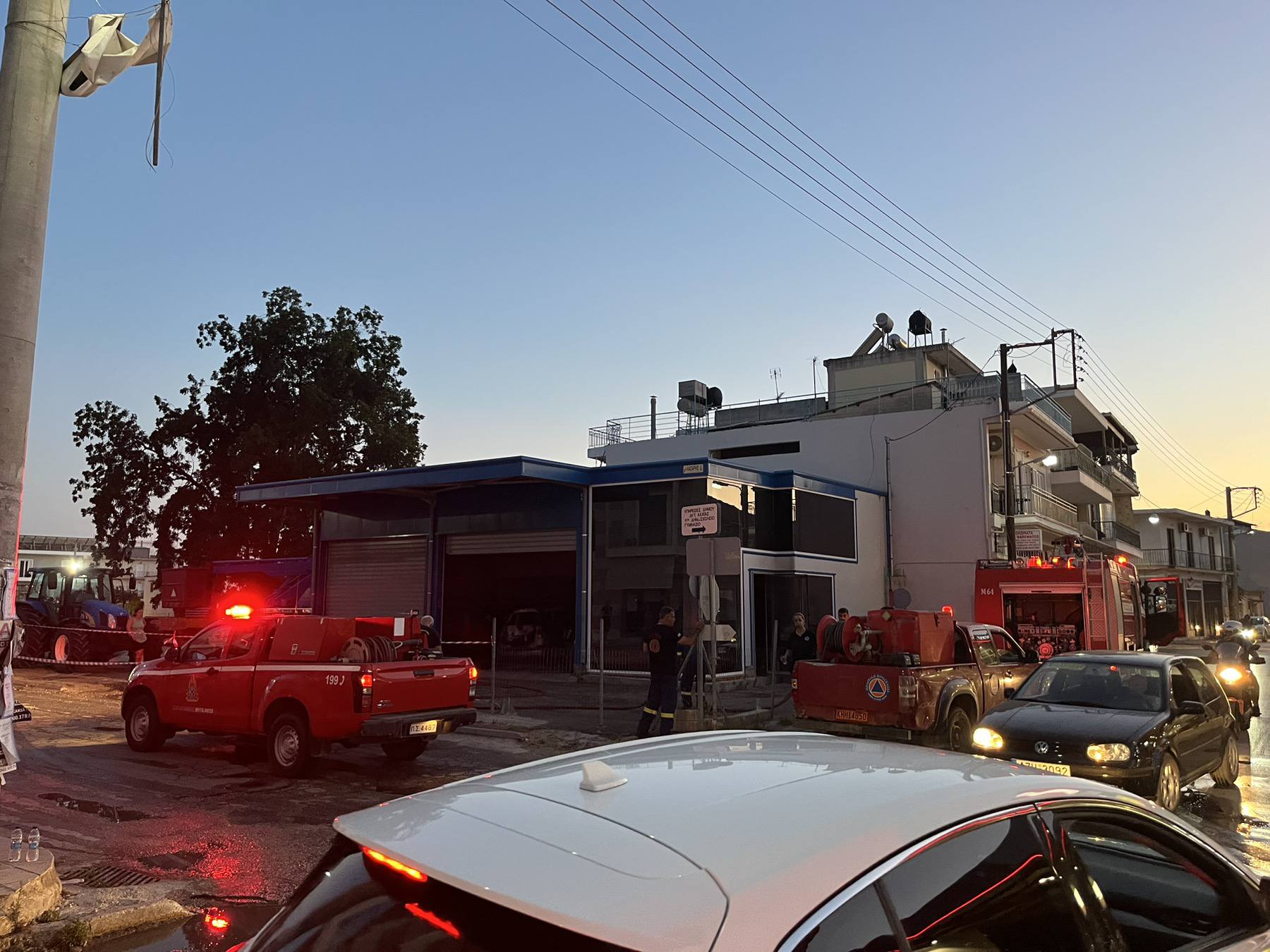 Κάτω Αχαΐα: Πυρκαγιά σε ηλεκτρολογείο - Ζημιές σε οχήματα (ΦΩΤΟ)