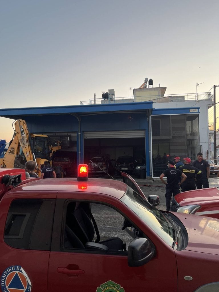 Κάτω Αχαΐα: Πυρκαγιά σε ηλεκτρολογείο - Ζημιές σε οχήματα (ΦΩΤΟ)