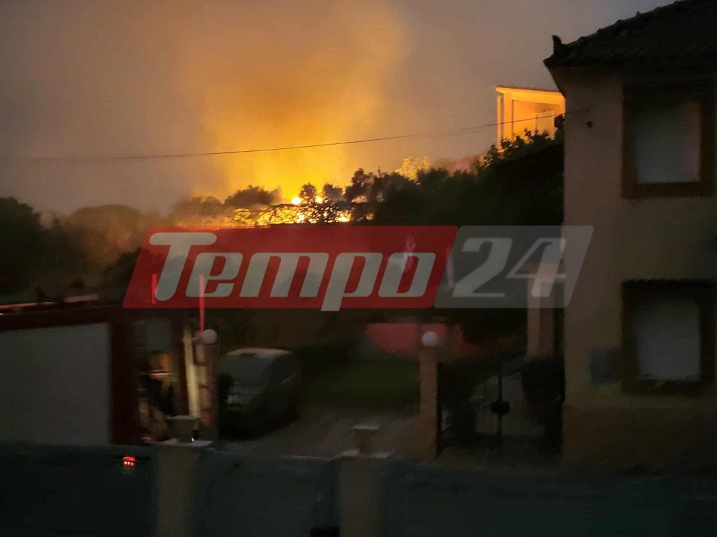 Ολονύχτια μάχη με τον πύρινο εφιάλτη: Σπίτια και επιχειρήσεις παραδόθηκαν στις φλόγες, 112 για εκκένωση της Κάτω Αχαΐας - Πού έχει διακοπεί η κυκλοφορία (ΦΩΤΟ & ΒΙΝΤΕΟ)