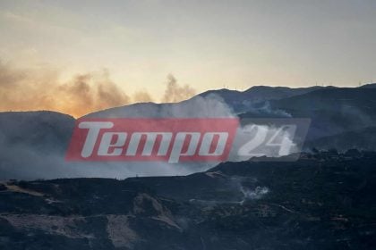 Μάχη με διάσπαρτες εστίες στην Πάτρα, βελτιωμένη η εικόνα της μεγάλης πυρκαγιάς