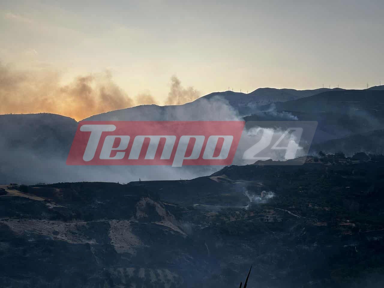 Μάχη με διάσπαρτες εστίες στην Πάτρα, βελτιωμένη η εικόνα της μεγάλης πυρκαγιάς