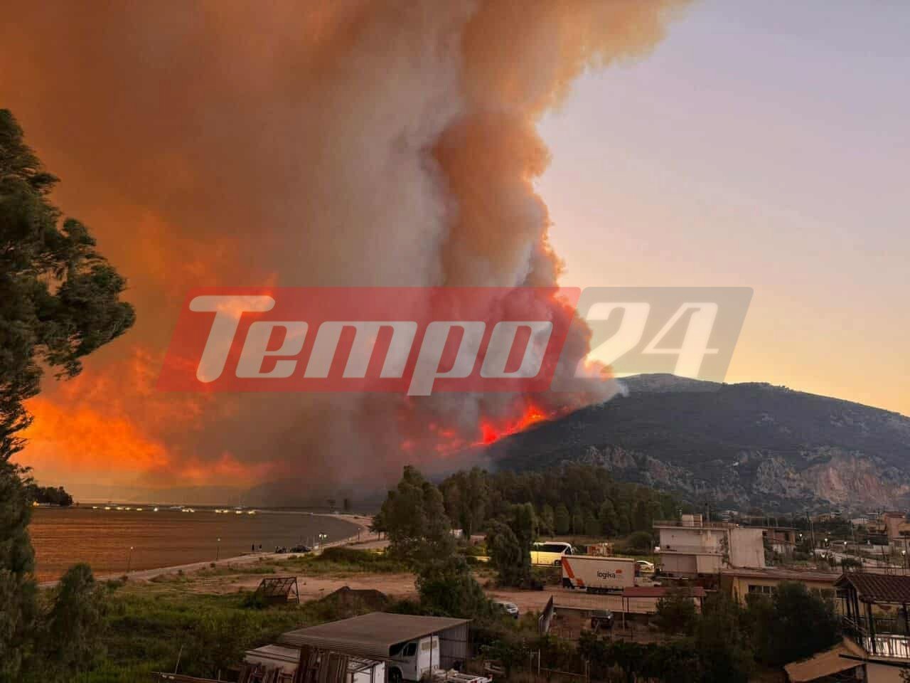 Πύρινος εφιάλτης τα ξημερώματα στα Παλιάμπελα Βόνιτσας - Ήχησε το 112 - Η φωτιά πλησιάζει τα πρώτα σπίτια