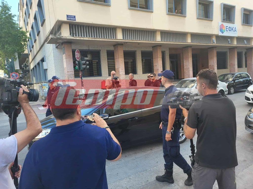 Πάτρα: Στον εισαγγελέα οι συλληφθέντες για τις πυρκαγιές - Έντονες αποδοκιμασίες από συγκεντρωμένους πολίτες (ΦΩΤΟ) - ΝΕΟΤΕΡΑ