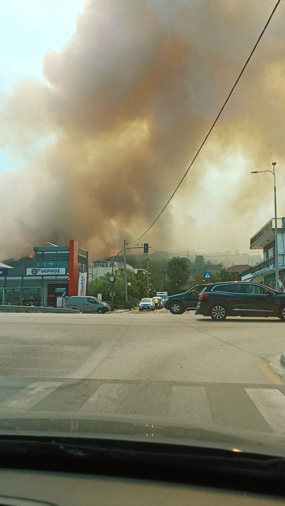 Πύρινος όλεθρος στην Πάτρα: Εκτός ελέγχου η φωτιά - Καίγονται σπίτια, απομάκρυνση κατοίκων και απεγκλωβισμοί (ΦΩΤΟ-ΒΙΝΤΕΟ)
