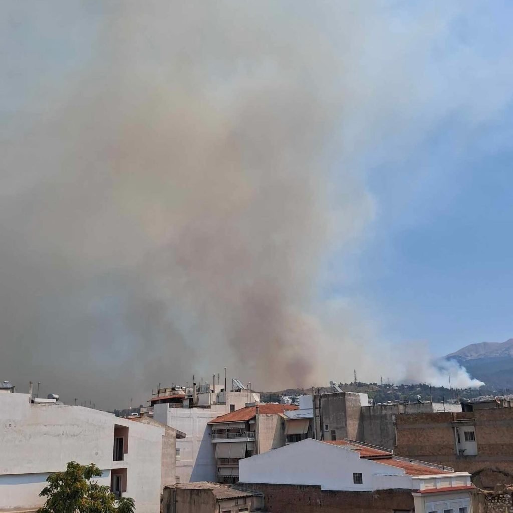 Πύρινος όλεθρος στην Πάτρα: Εκτός ελέγχου η φωτιά - Καίγονται σπίτια, απομάκρυνση κατοίκων και απεγκλωβισμοί (ΦΩΤΟ-ΒΙΝΤΕΟ)