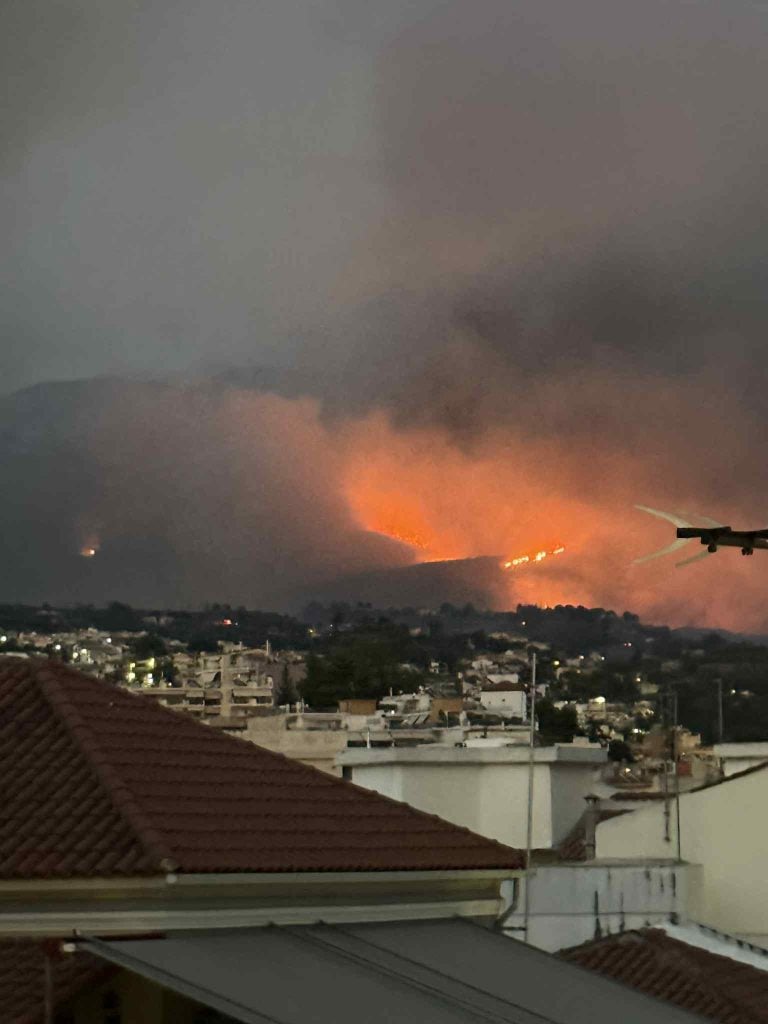 Πάτρα: Δεύτερη νύχτα με πύρινο εφιάλτη - Μπαράζ μηνυμάτων του 112 για εκκενώσεις οικισμών, κλειστή η Περιμετρική (ΦΩΤΟ - ΒΙΝΤΕΟ)