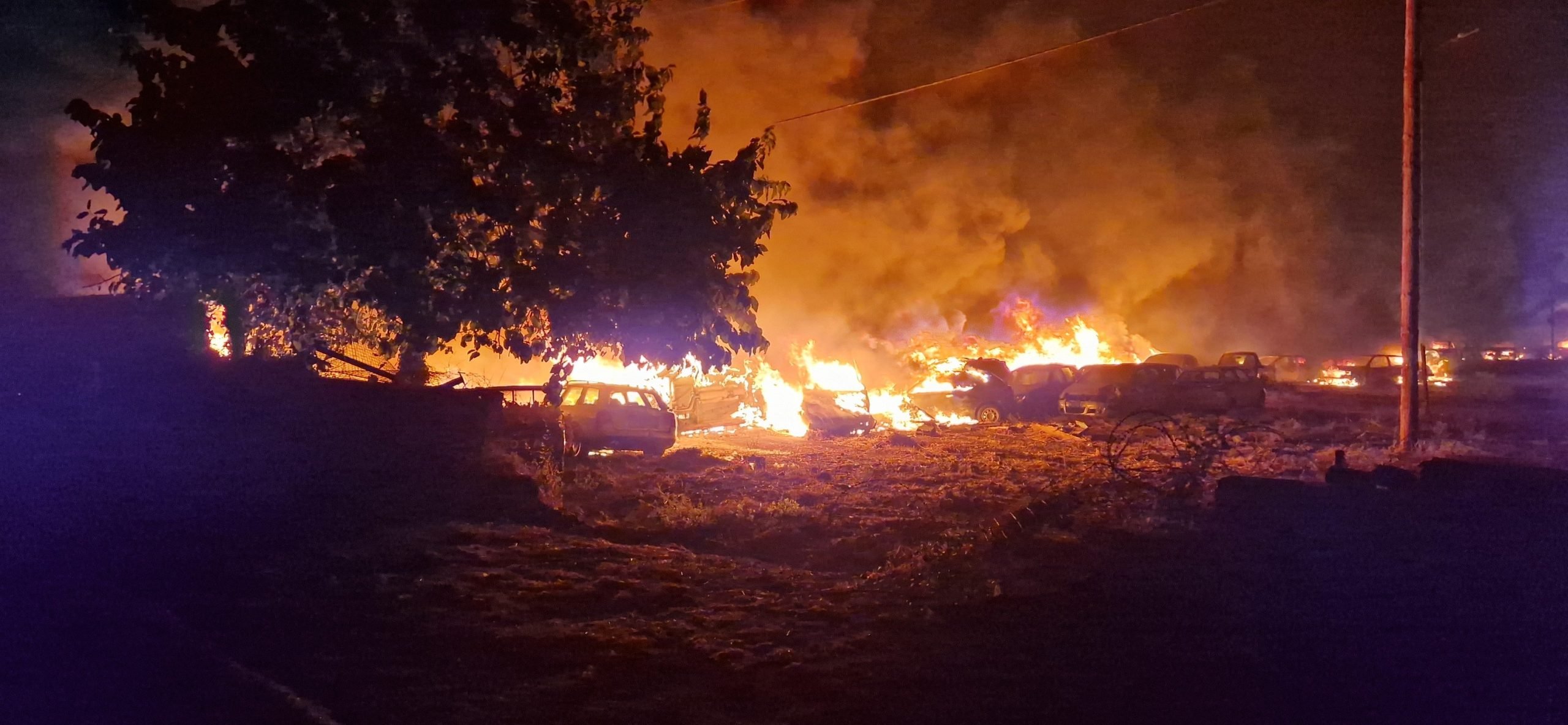 Φωτιά στη Δυτ. Αχαΐα: Οι φλόγες πέρασαν από μάντρα με κατασχεμένα αυτοκίνητα, εκατοντάδες έγιναν στάχτη (ΦΩΤΟ)