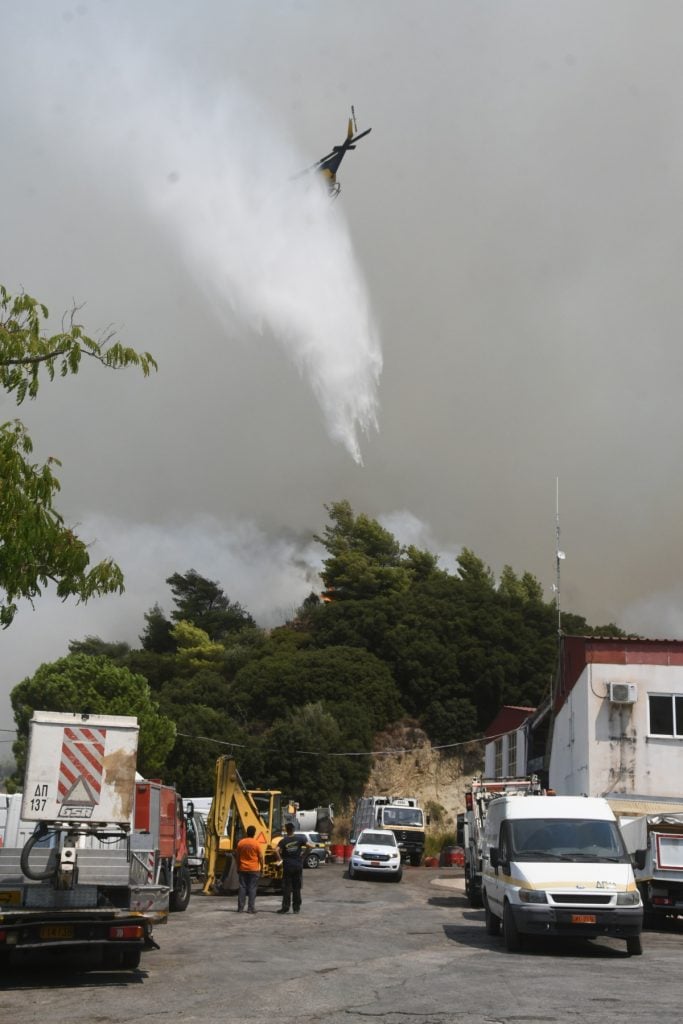 LIVE Πάτρα: Τιτάνια μάχη για να ελεγχθεί η μεγάλη φωτιά πριν το τελευταίο φως της μέρας - Μπαράζ μηνυμάτων του 112 για εκκενώσεις οικισμών - Μεταφέρουν άτομα στο ΚΕΤΧ(ΦΩΤΟ - ΒΙΝΤΕΟ)