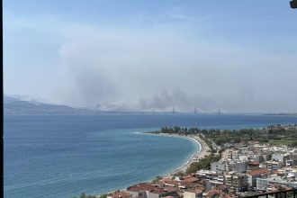 ΠΡΩΤΟΓΝΩΡΕΣ ΕΙΚΟΝΕΣ: Πώς φαίνεται η φωτιά της Πάτρας από τη Ναύπακτο - LIVE η πορεία της πυρκαγιάς