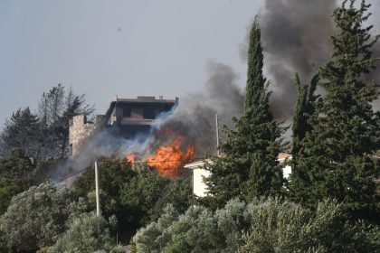 Πύρινος όλεθρος στην Πάτρα: Εκτός ελέγχου η φωτιά - Καίγονται σπίτια, απομάκρυνση κατοίκων και απεγκλωβισμοί (ΦΩΤΟ-ΒΙΝΤΕΟ)
