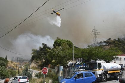 Πάτρα: Τιτάνια μάχη για να ελεγχθεί η μεγάλη φωτιά πριν το τελευταίο φως της μέρας (ΦΩΤΟ - ΒΙΝΤΕΟ)
