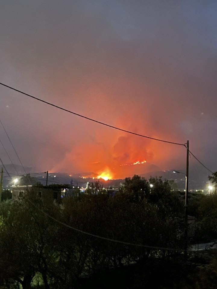 Πάτρα: Δεύτερη νύχτα με πύρινο εφιάλτη - Μπαράζ μηνυμάτων του 112 για εκκενώσεις οικισμών, κλειστή η Περιμετρική (ΦΩΤΟ - ΒΙΝΤΕΟ)