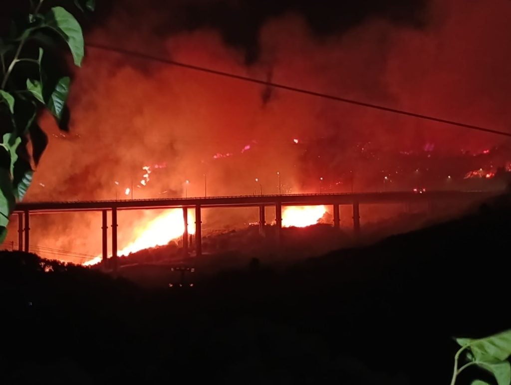 Νύχτα αγωνίας στην Πάτρα: Νέο μεγάλο μέτωπο στην περιοχή των Συχαινών - Προληπτική εκκένωση Μπάλα και Βούντενης, έκλεισε η Περιμετρική (ΦΩΤΟ - ΒΙΝΤΕΟ)