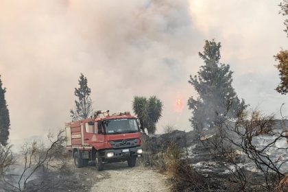 Συλλήψεις για τις φωτιές σε Συχαινά, Γηροκομειό: Στον εισαγγελέα τρεις νεαροί – Προσαγωγή ενός ακόμη ατόμου για την Αρόη