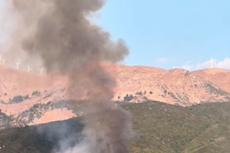 Πάτρα - Αδιανόητο περιστατικό: Άνδρας άρπαξε πυροσβεστικό εξοπλισμό και "μπλόκαρε" την κατάσβεση