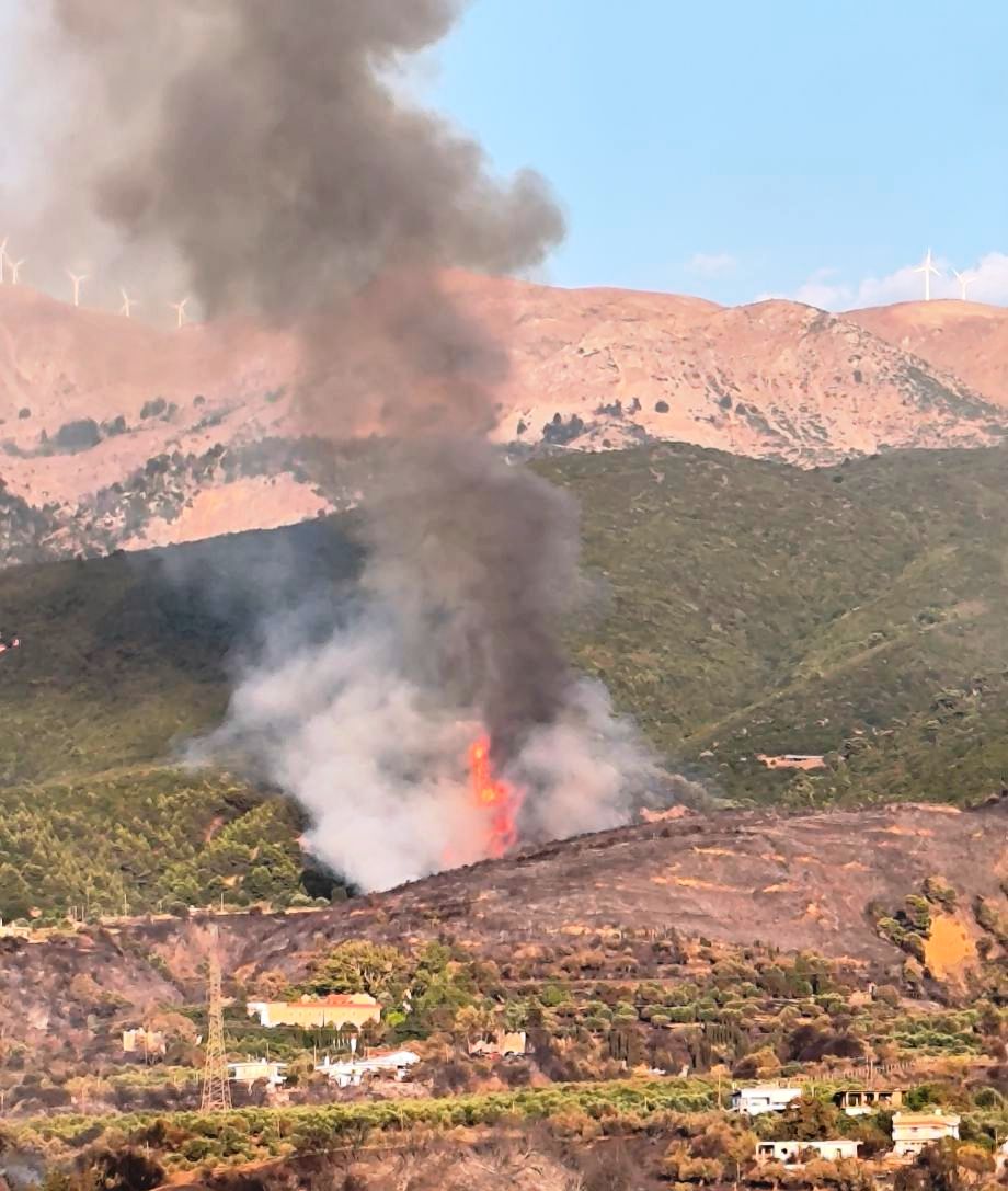 Πάτρα - Αδιανόητο περιστατικό: Άνδρας άρπαξε πυροσβεστικό εξοπλισμό και "μπλόκαρε" την κατάσβεση