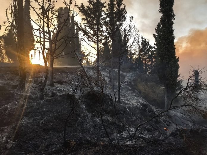 Πυρκαγιά στην Πάτρα: Παραμένει κλειστή η Περιμετρική