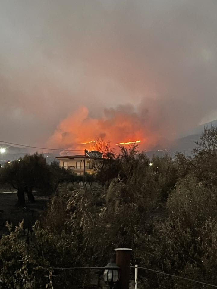 Πάτρα: Δεύτερη νύχτα με πύρινο εφιάλτη - Μπαράζ μηνυμάτων του 112 για εκκενώσεις οικισμών, κλειστή η Περιμετρική (ΦΩΤΟ - ΒΙΝΤΕΟ)