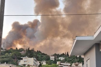 Εφιαλτικές στιγμές από τις μεγάλες πυρκαγιές σε Δυτική Αχαΐα και Συχαινά: Εκκενώνονται τα Μποζαΐτικα, γεμάτη καπνούς η Πάτρα, μυρίζει καμένο σε όλη την πόλη (ΦΩΤΟ)