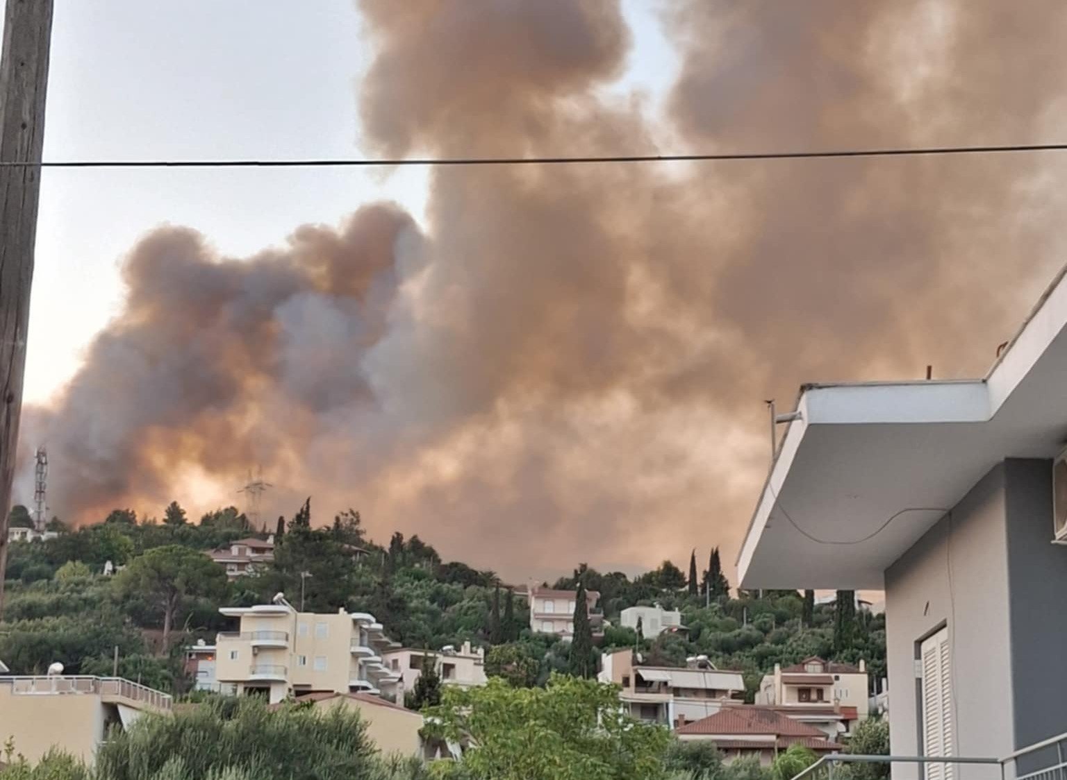 Εφιαλτικές στιγμές από τις μεγάλες πυρκαγιές σε Δυτική Αχαΐα και Συχαινά: Εκκενώνονται Μποζαΐτικα & Βούντενη, γεμάτη καπνούς η Πάτρα, μυρίζει καμένο σε όλη την πόλη (ΦΩΤΟ-ΒΙΝΤΕΟ)