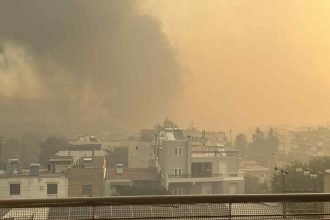 Έκκληση για πόσιμο νερό σε πυροσβέστες, αστυνομικούς και όσους συνδράμουν στην κατάσβεση της φωτιάς στα Συχαινά