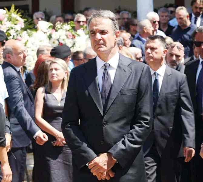 Στο "αντίο" του Απόστολου Βεσυρόπουλου η Χριστίνα Αλεξοπούλου