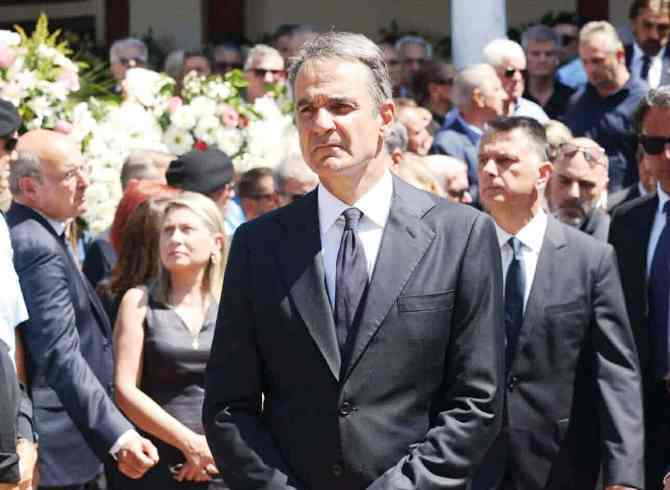 Στο "αντίο" του Απόστολου Βεσυρόπουλου η Χριστίνα Αλεξοπούλου
