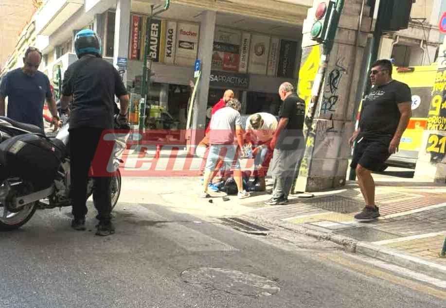Πάτρα: ΙΧ “καρφώθηκε” πάνω σε μηχανή! Εκτίναξε τον οδηγό στο πεζοδρόμιο (ΦΩΤΟ)
