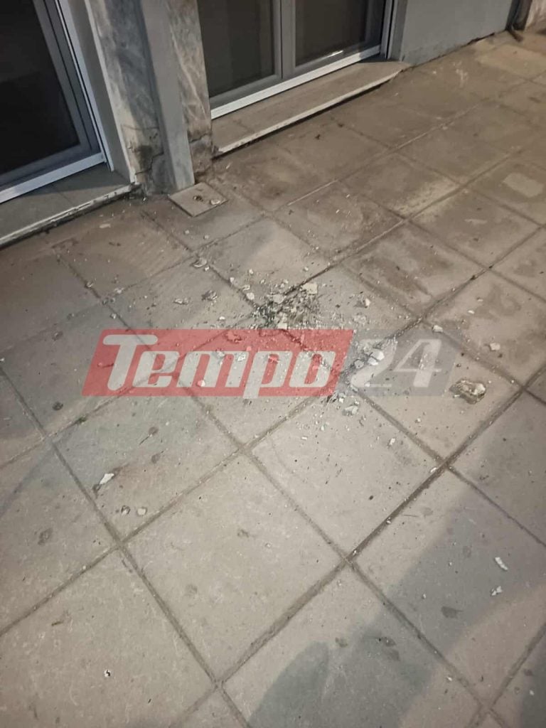 Πάτρα: Στο ίδιο έργο θεατές! Έπεσαν κομμάτια τσιμέντου από μπαλκόνι πολυκατοικίας - Από τύχη δεν περνούσε πεζός (ΦΩΤΟ)