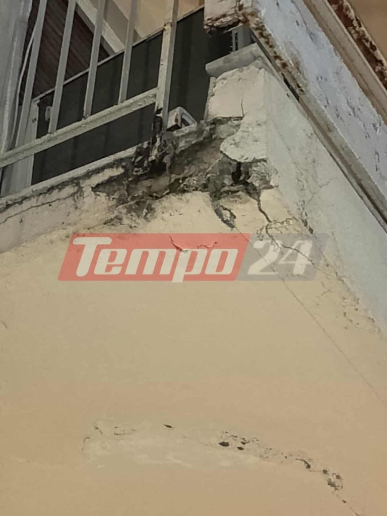 Πάτρα: Στο ίδιο έργο θεατές! Έπεσαν κομμάτια τσιμέντου από μπαλκόνι πολυκατοικίας - Από τύχη δεν περνούσε πεζός (ΦΩΤΟ)