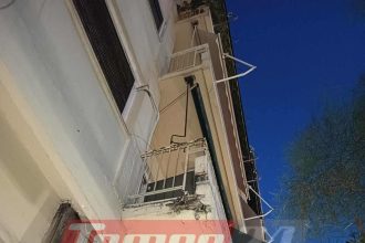 Πάτρα: Στο ίδιο έργο θεατές! Έπεσαν κομμάτια τσιμέντου από μπαλκόνι πολυκατοικίας - Από τύχη δεν περνούσε πεζός (ΦΩΤΟ)