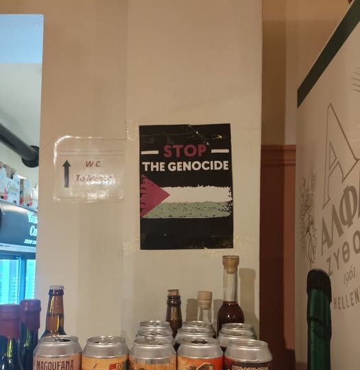 Άγριο επεισόδιο μεταξύ Εβραίων και ιδιοκτήτη ταβέρνας στη Νάξο με αφορμή αυτοκόλλητα υπέρ της Παλαιστίνης – Δείτε βίντεο