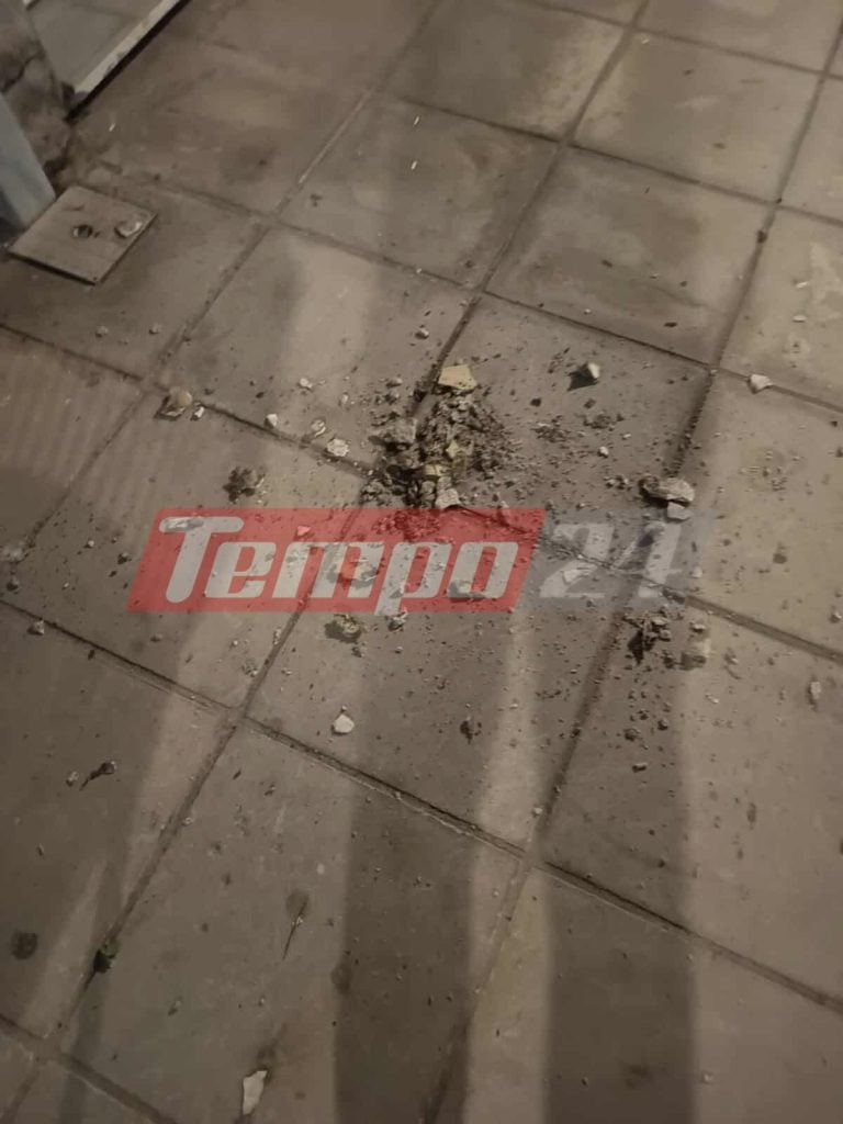 Πάτρα: Στο ίδιο έργο θεατές! Έπεσαν κομμάτια τσιμέντου από μπαλκόνι πολυκατοικίας - Από τύχη δεν περνούσε πεζός (ΦΩΤΟ)