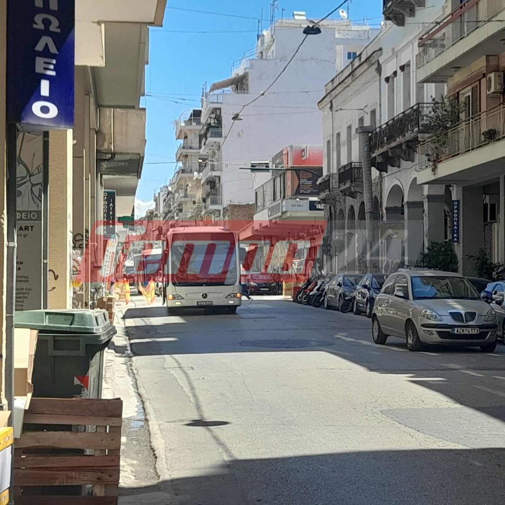 'Εκοψαν μέρα μεσημέρι την Κορίνθου-Κυκλοφοριακή κόλαση στο κέντρο της Πάτρας-Αποκλείστηκε και η Κανακάρη από χαλασμένο λεωφορείο-ΦΩΤΟ