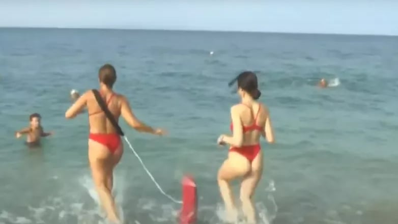 Ναυαγοσώστριες έσωσαν 2χρονη που επέπλεε χωρίς τις αισθήσεις της