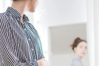 Έχει δικαίωμα ο σύντροφός μας να σχολιάζει αρνητικά τα κιλά μας; Τι λένε οι ειδικοί