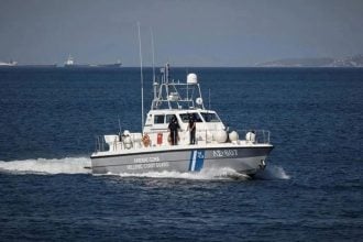 Διάσωση δύο ατόμων μετά από πρόσκρουση σκάφους σε βραχονησίδα 