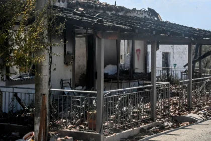 Υπουργείο Πολιτικής Προστασίας: Επιταχύνεται η καταγραφή των ζημιών από τις πυρκαγιές - Στα 33 τα «κόκκινα» κτίρια στην Αχαΐα