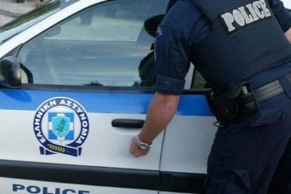 Συνελήφθη στον Ασπρόπυργο 25χρονη στο σπίτι της οποίας εντοπίστηκαν πιστόλι, σπαθί και ξιφίδια