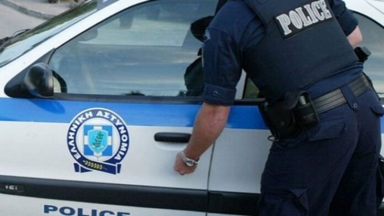 Συνελήφθη στον Ασπρόπυργο 25χρονη στο σπίτι της οποίας εντοπίστηκαν πιστόλι, σπαθί και ξιφίδια