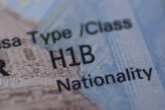 Οι ΗΠΑ θα ελέγξουν 55 εκατ. κατόχους βίζας για να δουν αν παραβίασαν τους όρους