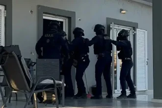 Ασπρόπυργος: Δώδεκα συλλήψεις μετά από «ντου» της αστυνομίας σε οικισμό