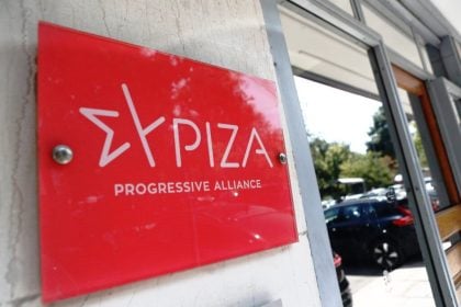 ΣΥΡΙΖΑ: «Ο κ. Μητσοτάκης προσπαθεί στη ΔΕΘ να παρουσιάσει τον εαυτό του ως Άι Βασίλη του Σεπτεμβρίου»