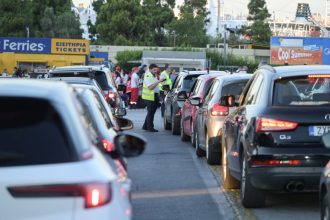 Η έξοδος των αδειούχων συνεχίζεται: Γεμάτα αναχωρούν τα πλοία για τα νησιά - Αυξημένη κίνηση στα οδικά δίκτυα