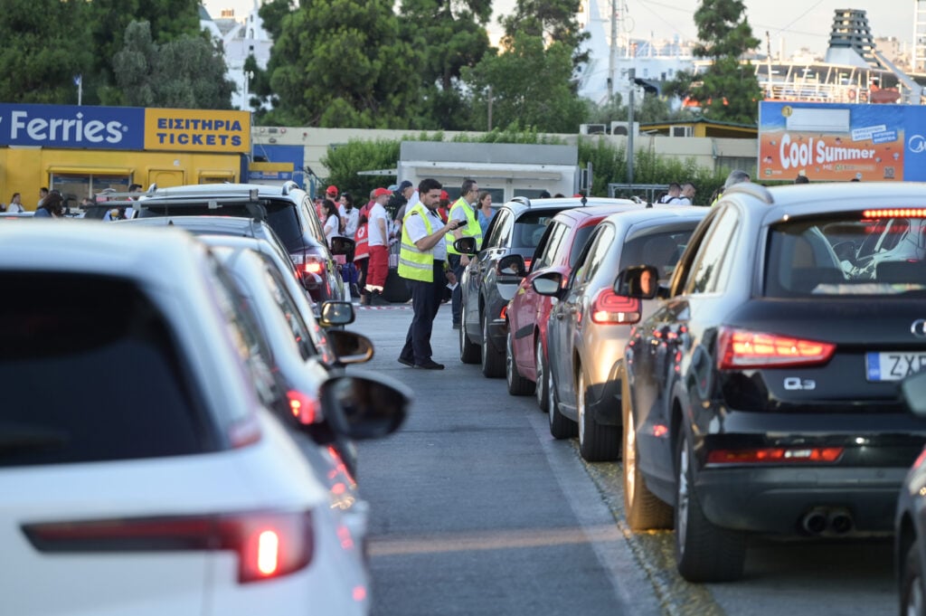 Η έξοδος των αδειούχων συνεχίζεται: Γεμάτα αναχωρούν τα πλοία για τα νησιά - Αυξημένη κίνηση στα οδικά δίκτυα