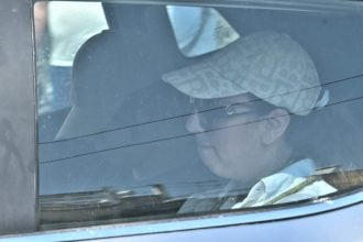 Νεκρό κοριτσάκι στο Π. Φάληρο: Έφτασε Ευελπίδων η 32χρονη μητέρα, κατηγορείται για ανθρωποκτονία από πρόθεση 
